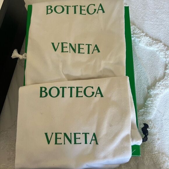 Bottega Veneta Matte Rubber Slides - Picture 5 of 5